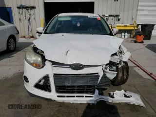 2014 Ford Focus SE z VIN 1FADP3K24EL345833, wystawiony jako Copart lot #57307075 z przebiegiem 158 787 mil mil oraz Szkoda całkowita • Salvage title. Historia ofert i sprzedaży dostępna na DreamBid. Obrazek 5.