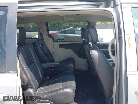 2014 Chrysler Town & Country Touring with VIN 2C4RC1BG7ER271455, listed as a IAAI auction lot 42102571 with 140,578 mi miles. Bid and sale history available at carsss.com. Image 8.