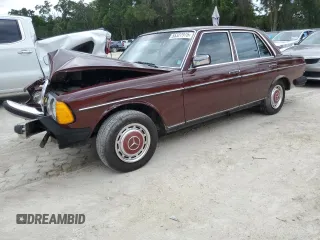 1981 Mercedes-Benz 300 D z VIN WDBAB30AXBB234774, wystawiony jako Copart lot #55327975 z przebiegiem 386 381 mil mil oraz Szkoda całkowita • Salvage title. Historia ofert i sprzedaży dostępna na DreamBid. Obrazek 1.