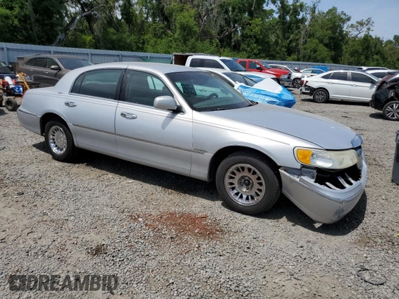 2002 Lincoln Town Car Signature z VIN 1LNHM82WX2Y668217, wystawiony jako Copart lot #53368085 z przebiegiem 457 481 mil mil oraz Szkoda całkowita • Salvage title. Historia ofert i sprzedaży dostępna na DreamBid. Obrazek 4.
