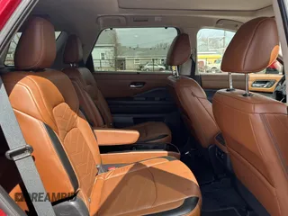 2023 Nissan Pathfinder Platinum z VIN 5N1DR3DH1PC265961, wystawiony jako Copart lot #50937965 z przebiegiem 20 268 mil mil oraz Czysty tytuł • Clean title. Historia ofert i sprzedaży dostępna na DreamBid. Obrazek 6.