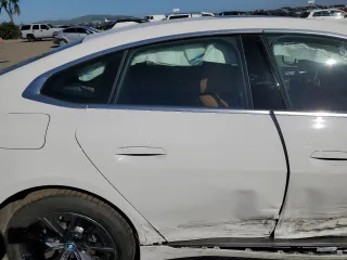 2023 BMW i4 eDrive40 z VIN WBY73AW05PFN75140, wystawiony jako Copart lot #46587175 z przebiegiem 28 426 mil mil oraz Szkoda całkowita • Salvage title. Historia ofert i sprzedaży dostępna na DreamBid. Obrazek 10.