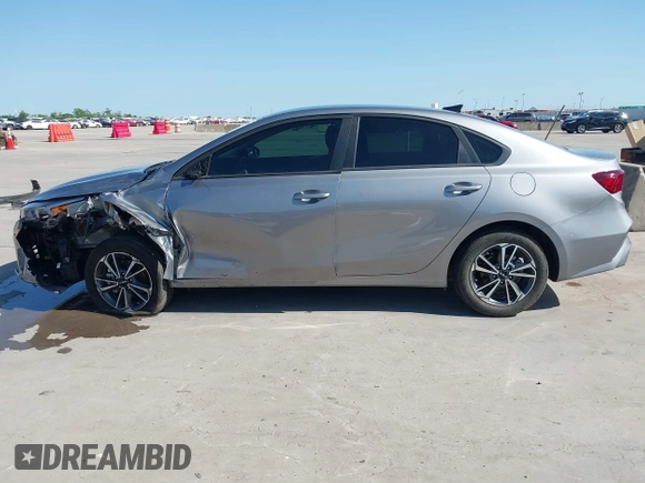 2023 Kia Forte LXS z VIN 3KPF24AD1PE592622, wystawiony jako IAAI lot #42011998 z przebiegiem 20 746 mil mil oraz . Historia ofert i sprzedaży dostępna na DreamBid. Obrazek 14.