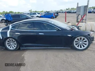 2013 Tesla Model S Performance с VIN 5YJSA1DP2DFP05411, выставлен на аукционе IAAI как лот 42705130 с пробегом Не указан миль и . История ставок и продаж доступна на DreamBid. Изображение 12.