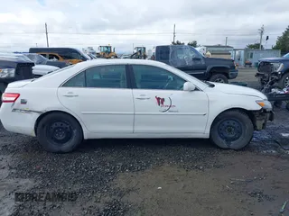 2011 Toyota Camry LE z VIN 4T1BF3EK8BU728563, wystawiony jako IAAI lot #41783543 z przebiegiem 294 062 mil mil oraz . Historia ofert i sprzedaży dostępna na DreamBid. Obrazek 13.