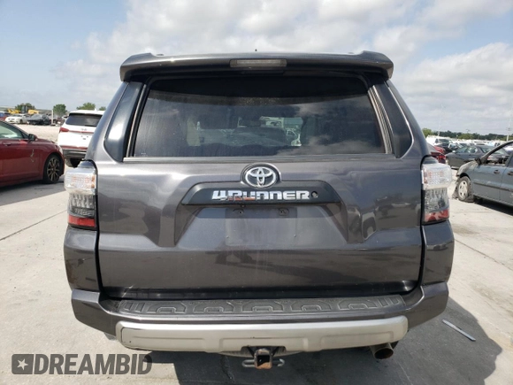 2018 Toyota 4Runner SR5 z VIN JTEBU5JR6J5485820, wystawiony jako Copart lot #57053075 z przebiegiem Nie podano mil oraz Szkoda całkowita • Salvage title. Historia ofert i sprzedaży dostępna na DreamBid. Obrazek 6.