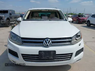 2014 Volkswagen Touareg Sport z VIN WVGEF9BP8ED013755, wystawiony jako IAAI lot #41991936 z przebiegiem 126 912 mil mil oraz . Historia ofert i sprzedaży dostępna na DreamBid. Obrazek 12.