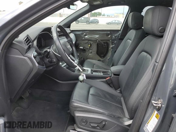 2020 Audi Q3 Premium z VIN WA1AECF38L1095702, wystawiony jako Copart lot #53888035 z przebiegiem 44 414 mil mil oraz Szkoda całkowita • Salvage title. Historia ofert i sprzedaży dostępna na DreamBid. Obrazek 7.