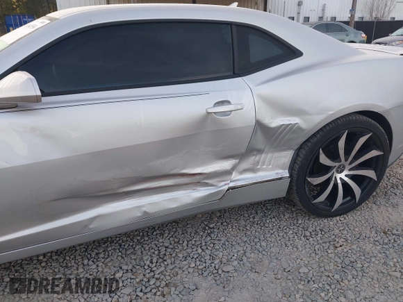 2014 Chevrolet Camaro LT z VIN 2G1FC1E36E9259754, wystawiony jako IAAI lot #41864556 z przebiegiem 118 443 mil mil oraz . Historia ofert i sprzedaży dostępna na DreamBid. Obrazek 6.