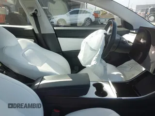 2020 Tesla Model 3 Standard Range Plus z VIN 5YJ3E1EA9LF599332, wystawiony jako IAAI lot #41563213 z przebiegiem Nie podano mil oraz . Historia ofert i sprzedaży dostępna na DreamBid. Obrazek 17.