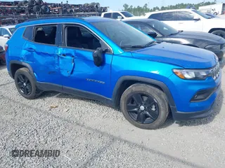 2022 Jeep Compass Latitude z VIN 3C4NJCBB6NT229148, wystawiony jako IAAI lot #42342559 z przebiegiem 26 915 mil mil oraz . Historia ofert i sprzedaży dostępna na DreamBid. Obrazek 1.