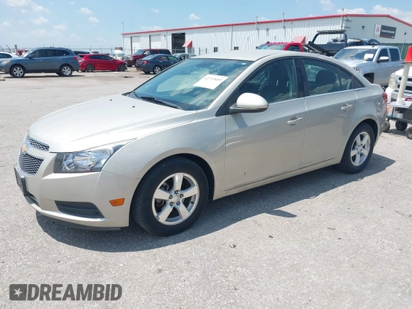 2014 Chevrolet Cruze 1LT z VIN 1G1PC5SB3E7267089, wystawiony jako IAAI lot #42723689 z przebiegiem 113 529 mil mil oraz . Historia ofert i sprzedaży dostępna na DreamBid. Obrazek 2.