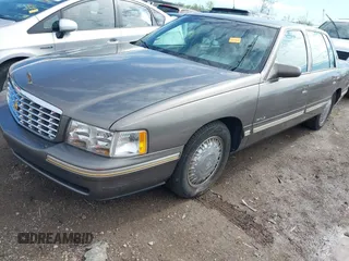 1999 Cadillac DeVille DHS z VIN 1G6KE54Y2XU752599, wystawiony jako IAAI lot #42141950 z przebiegiem 135 999 mil mil oraz . Historia ofert i sprzedaży dostępna na DreamBid. Obrazek 2.