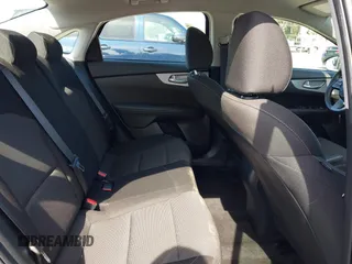 2024 Kia Forte LXS z VIN 3KPF24AD5RE759745, wystawiony jako IAAI lot #42101425 z przebiegiem 13 165 mil mil oraz . Historia ofert i sprzedaży dostępna na DreamBid. Obrazek 8.