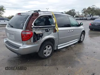2005 Dodge Caravan SXT with VIN 2D4GP44L85R207743, listed as a IAAI auction lot 41651028 with 56,754 mi miles and . Bid and sale history available at carsss.com. Image 4.