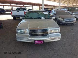 1997 Lincoln Town Car Executive z VIN 1LNLM81W6VY743706, wystawiony jako IAAI lot #41994092 z przebiegiem 265 604 mil mil oraz . Historia ofert i sprzedaży dostępna na DreamBid. Obrazek 6.