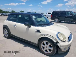 2010 MINI Hardtop z VIN WMWMF3C52ATZ66811, wystawiony jako Copart lot #62948155 z przebiegiem 170 347 mil mil oraz Czysty tytuł • Clean title. Historia ofert i sprzedaży dostępna na DreamBid. Obrazek 4.