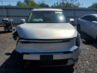 2024 Kia EV9 Wind z VIN KNDAFFS57R6050905, wystawiony jako Copart lot #53863965 z przebiegiem 10 210 mil mil oraz Szkoda całkowita • Salvage title. Historia ofert i sprzedaży dostępna na DreamBid. Obrazek 5.