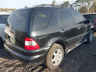 2005 Mercedes-Benz M 500 z VIN 4JGAB75E45A533851, wystawiony jako IAAI lot #42121698 z przebiegiem Nie podano mil oraz . Historia ofert i sprzedaży dostępna na DreamBid. Obrazek 4.