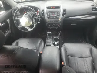 2015 Kia Sorento LX z VIN 5XYKTCA64FG636749, wystawiony jako Copart lot #54692105 z przebiegiem 141 739 mil mil oraz Szkoda całkowita • Salvage title. Historia ofert i sprzedaży dostępna na DreamBid. Obrazek 8.