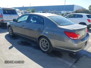 2007 Toyota Avalon XL z VIN 4T1BK36B77U197115, wystawiony jako IAAI lot #41669729 z przebiegiem 289 786 mil mil oraz . Historia ofert i sprzedaży dostępna na DreamBid. Obrazek 3.