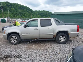 2009 Chevrolet Avalanche 2LT z VIN 3GNFK22019G174057, wystawiony jako IAAI lot #42348675 z przebiegiem Nie podano mil oraz . Historia ofert i sprzedaży dostępna na DreamBid. Obrazek 14.