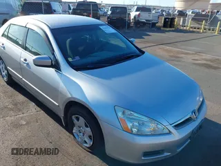 2007 Honda Accord LX z VIN 1HGCM56497A009813, wystawiony jako IAAI lot #42162974 z przebiegiem 81 513 mil mil oraz . Historia ofert i sprzedaży dostępna na DreamBid. Obrazek 6.