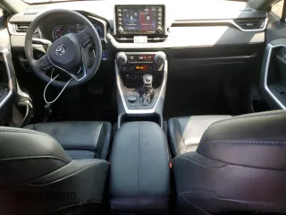2019 Toyota RAV4 Hybrid XSE z VIN JTMEWRFV0KJ025912, wystawiony jako Copart lot #54350235 z przebiegiem 37 677 mil mil oraz Szkoda całkowita • Salvage title. Historia ofert i sprzedaży dostępna na DreamBid. Obrazek 8.