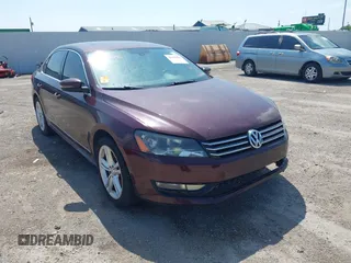 2013 Volkswagen Passat SEL Premium z VIN 1VWCN7A31DC096741, wystawiony jako IAAI lot #42412946 z przebiegiem Nie podano mil oraz . Historia ofert i sprzedaży dostępna na DreamBid. Obrazek 6.