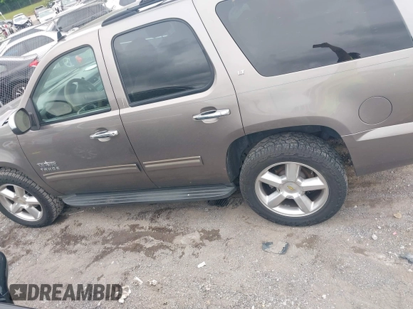 2012 Chevrolet Tahoe LT z VIN 1GNSCBE08CR136971, wystawiony jako IAAI lot #42211242 z przebiegiem 214 910 mil mil oraz . Historia ofert i sprzedaży dostępna na DreamBid. Obrazek 14.