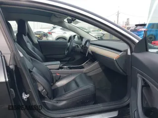 2020 Tesla Model 3 Long Range z VIN 5YJ3E1EB0LF600098, wystawiony jako IAAI lot #41071258 z przebiegiem 149 939 mil mil oraz . Historia ofert i sprzedaży dostępna na DreamBid. Obrazek 5.