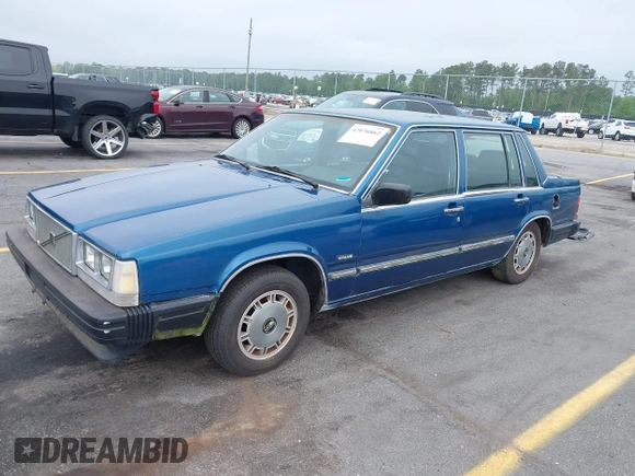 1987 Volvo 740 with VIN YV1FX8845H1175324, listed as a IAAI auction lot 42076862 with 371,211 mi miles. Bid and sale history available at carsss.com. Image 2.