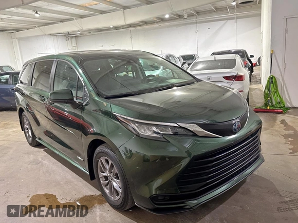 2021 Toyota Sienna LE z VIN 5TDKSKFC5MS006315, wystawiony jako Copart lot #60327465 z przebiegiem 44 497 mil mil oraz Czysty tytuł • Clean title. Historia ofert i sprzedaży dostępna na DreamBid. Obrazek 1.