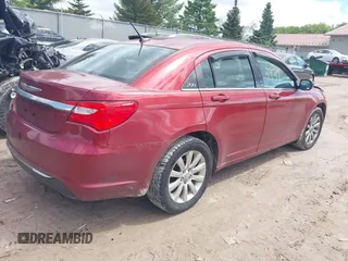 2011 Chrysler 200 Touring z VIN 1C3BC1FB4BN569474, wystawiony jako IAAI lot #42329937 z przebiegiem 160 695 mil mil oraz . Historia ofert i sprzedaży dostępna na DreamBid. Obrazek 4.
