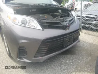 2020 Toyota Sienna L z VIN 5TDZZ3DC8LS063481, wystawiony jako IAAI lot #42572063 z przebiegiem 50 382 mil mil oraz . Historia ofert i sprzedaży dostępna na DreamBid. Obrazek 1.