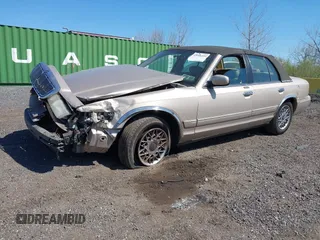 1998 Mercury Grand Marquis GS z VIN 2MEFM74W3WX668888, wystawiony jako IAAI lot #42042350 z przebiegiem 113 702 mil mil oraz . Historia ofert i sprzedaży dostępna na DreamBid. Obrazek 2.