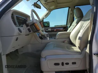 2013 Lincoln Navigator z VIN 5LMJJ2H50DEL08848, wystawiony jako Copart lot #80376764 z przebiegiem 182 163 mil mil oraz Czysty tytuł • Clean title. Historia ofert i sprzedaży dostępna na DreamBid. Obrazek 7.