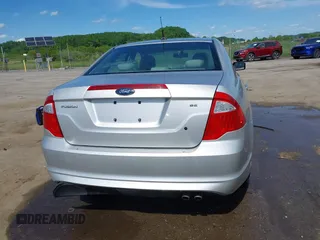 2010 Ford Fusion SE z VIN 3FAHP0HA6AR238485, wystawiony jako IAAI lot #42237682 z przebiegiem 147 260 mil mil oraz . Historia ofert i sprzedaży dostępna na DreamBid. Obrazek 16.