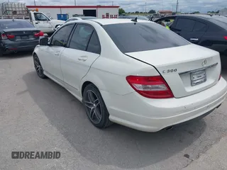 2009 Mercedes-Benz C 300 Sport z VIN WDDGF54XX9R068595, wystawiony jako IAAI lot #42362763 z przebiegiem 184 820 mil mil oraz . Historia ofert i sprzedaży dostępna na DreamBid. Obrazek 3.