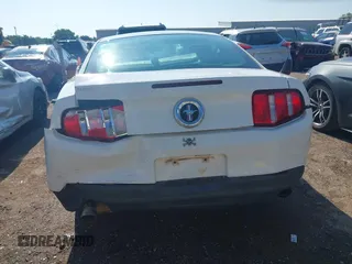 2012 Ford Mustang Premium z VIN 1ZVBP8AM5C5206875, wystawiony jako IAAI lot #42400805 z przebiegiem 178 011 mil mil oraz . Historia ofert i sprzedaży dostępna na DreamBid. Obrazek 16.