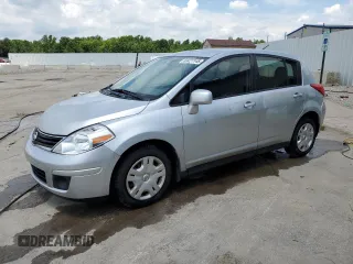 2011 Nissan Versa S z VIN 3N1BC1CP1BL446326, wystawiony jako Copart lot #63427145 z przebiegiem 208 473 mil mil oraz Nie do naprawy • Non repairable. Historia ofert i sprzedaży dostępna na DreamBid. Obrazek 1.