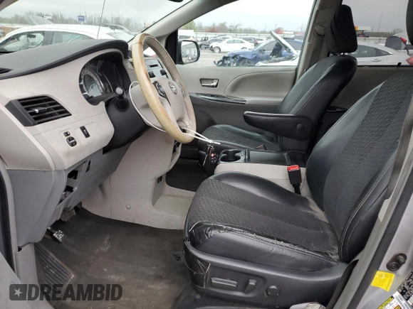 2012 Toyota Sienna SE z VIN 5TDXK3DC9CS222519, wystawiony jako Copart lot #50948145 z przebiegiem 245 553 mil mil oraz Szkoda całkowita • Salvage title. Historia ofert i sprzedaży dostępna na DreamBid. Obrazek 7.