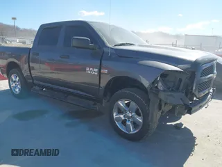 2018 Ram 1500 Express z VIN 1C6RR7KT8JS322167, wystawiony jako IAAI lot #41684763 z przebiegiem 64 073 mil mil oraz . Historia ofert i sprzedaży dostępna na DreamBid. Obrazek 1.
