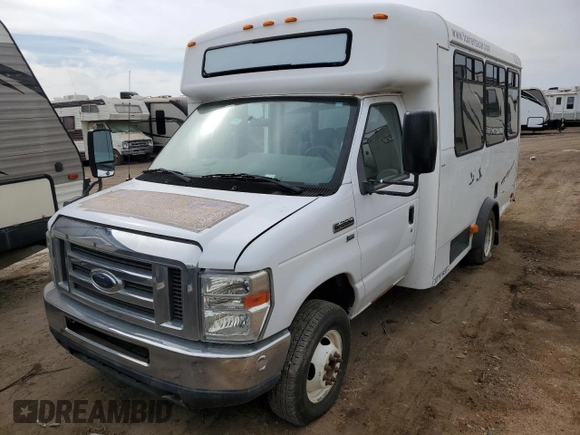 2013 Ford Econoline Commercial z VIN 1FDEE3FL0DDB09661, wystawiony jako Copart lot #74102754 z przebiegiem 357 776 mil mil oraz Tytuł czysty. Historia ofert i sprzedaży dostępna na DreamBid. Obrazek 1.