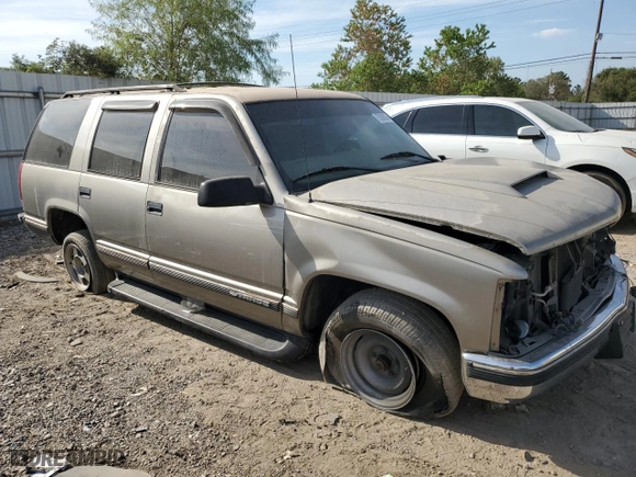 1999 Chevrolet Tahoe with VIN 1GNEC13R6XJ494812, listed as a Copart auction lot 76398254 with 299,584 mi miles and Salvage Title. Bid and sale history available at carsss.com. Image 4.