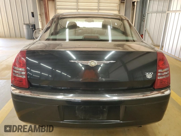 2005 Chrysler 300 C z VIN 2C3JA63H95H577428, wystawiony jako Copart lot #50975795 z przebiegiem 130 630 mil mil oraz Szkoda całkowita • Salvage title. Historia ofert i sprzedaży dostępna na DreamBid. Obrazek 6.