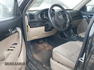 2011 Kia Sorento EX z VIN 5XYKU4A22BG040727, wystawiony jako IAAI lot #42285274 z przebiegiem 164 409 mil mil oraz . Historia ofert i sprzedaży dostępna na DreamBid. Obrazek 5.