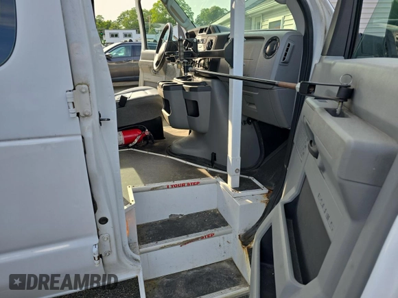 2014 Ford Econoline Cargo Commercial z VIN 1FTNS2EWXEDA97118, wystawiony jako Copart lot #61489445 z przebiegiem 79 271 mil mil oraz Czysty tytuł • Clean title. Historia ofert i sprzedaży dostępna na DreamBid. Obrazek 5.