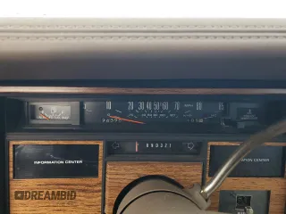 1985 Cadillac Eldorado z VIN 1G6EL578XFE673656, wystawiony jako Copart lot #86803334 z przebiegiem 94 396 mil mil oraz Tytuł czysty. Historia ofert i sprzedaży dostępna na DreamBid. Obrazek 9.