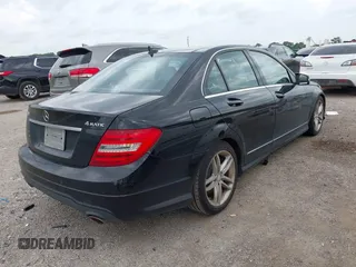 2012 Mercedes-Benz C 300 Sport z VIN WDDGF8BB9CR208314, wystawiony jako IAAI lot #42489087 z przebiegiem 117 601 mil mil oraz . Historia ofert i sprzedaży dostępna na DreamBid. Obrazek 4.